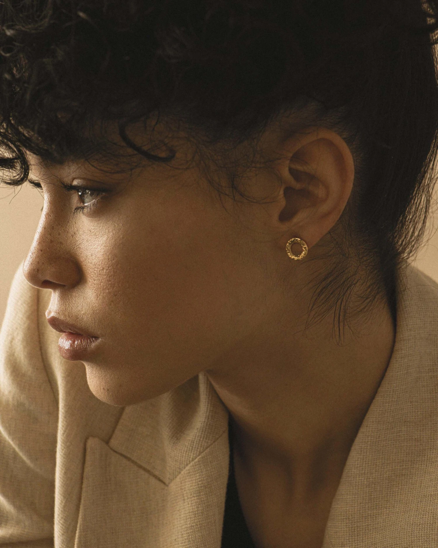 Petites Boucles D'oreilles Victoria 4 Petites Boucles D'oreilles Victoria – Image 2